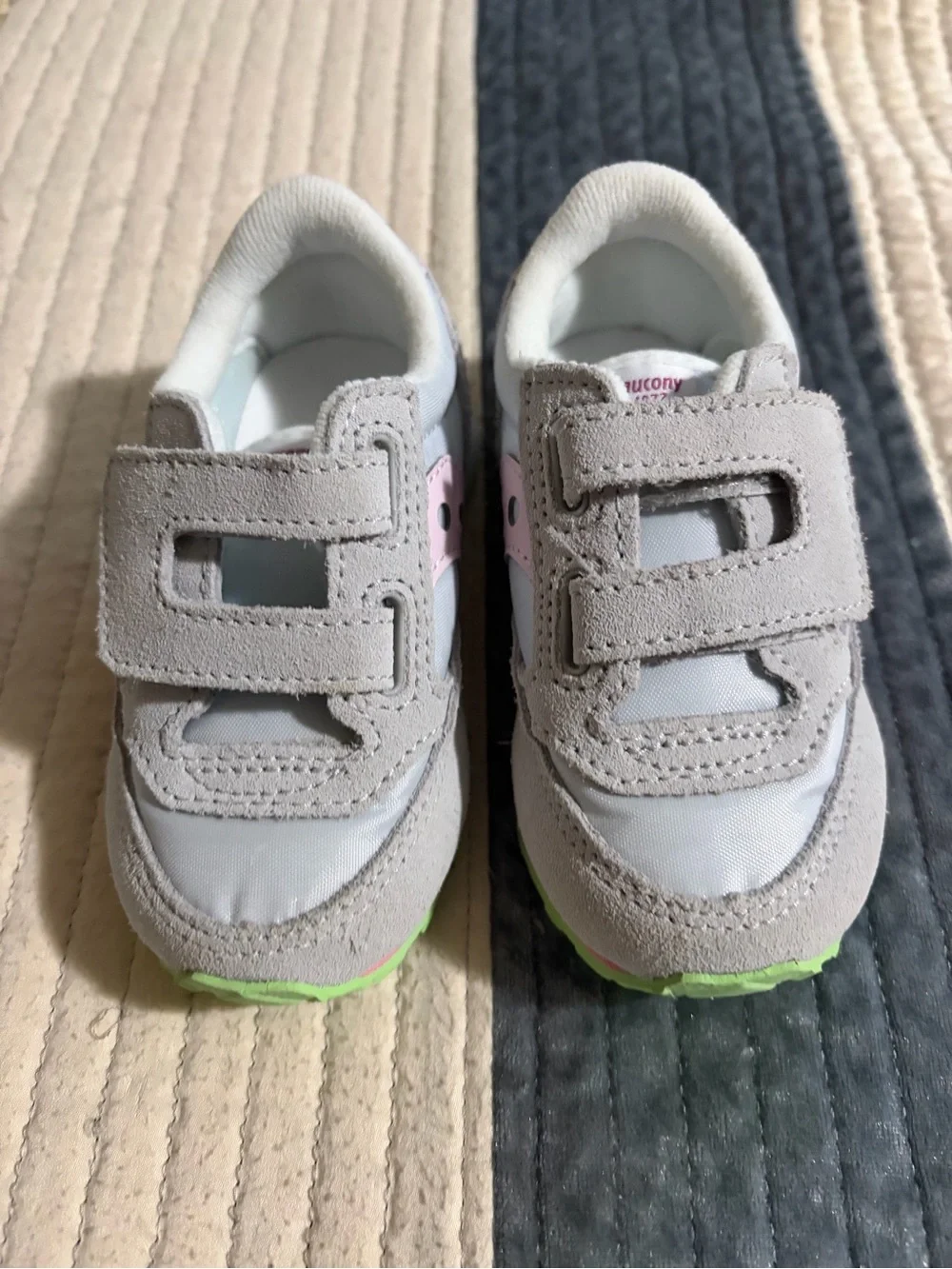 Saucony Kids Light Gray and Pink Hook-and-Loop Sneakers with Green Outsole
